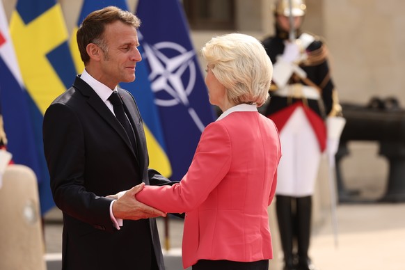 epaselect epa13108710 French President Emmanuel Macron (L) greets European Commission President Ursula von der Leyen ahead of the Coalition of the Willing summit on security guarantees for Ukraine at  ...