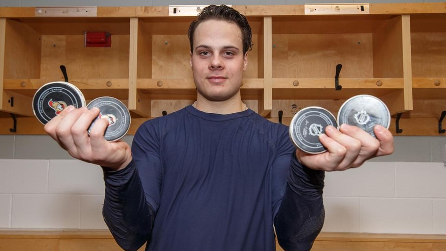 Matthews mit vier Pucks für seine vier Tore beim NHL-Debüt.