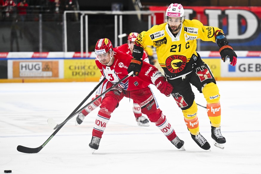 Der Rapperswiler Emil Djuse, links, gegen den Berner Simon Moser, im Eishockeyspiel der National League zwischen den Rapperswil-Jona Lakers und dem SC Bern, am Samstag, 27. Januar 2024, in der St. Gal ...