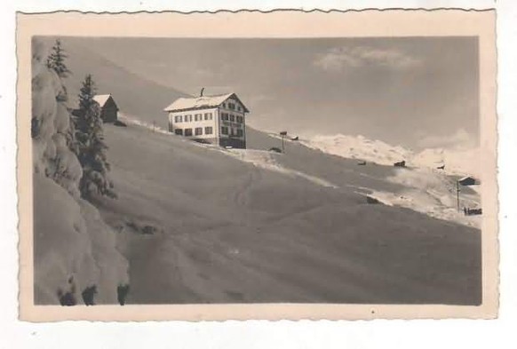 Ziemlich einsam, dafür mit herrlicher Sicht und als «weisses Haus» auch vom Tal unten sichtbar.