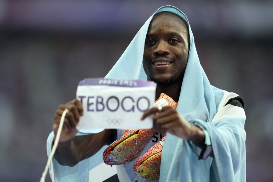 Letsile Tebogo, of Botswana, celebrates after winning the gold medal in the men's 200 meters final at the 2024 Summer Olympics, Thursday, Aug. 8, 2024, in Saint-Denis, France. (AP Photo/Ashley La ...