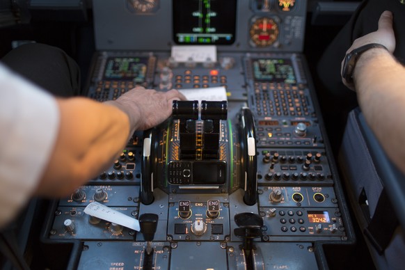 ZUR MELDUNG, DASS DIE DREI PILOTENVERBAENDE AEROPERS, IPG UND EDELWEISS PILOTS ASSOCIATION (EPA) FUSIONIEREN WOLLEN, STELLEN WIR IHNEN AM DIENSTAG 28. JUNI 2016 FOLGENDES ARCHIVBILD ZUR VERFUEGUNG. MI ...