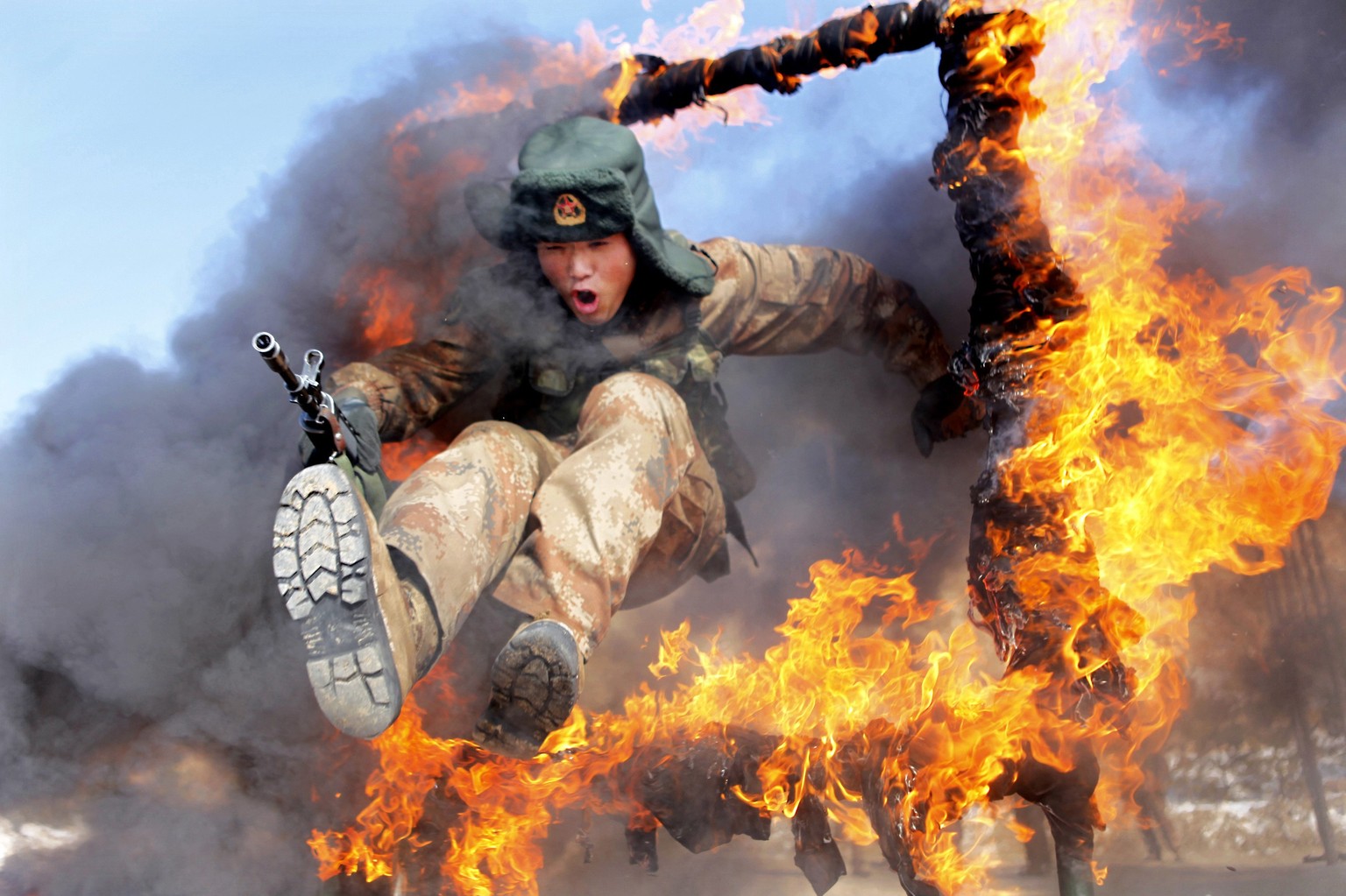 Ein chinesischer Soldat bei einer Übung