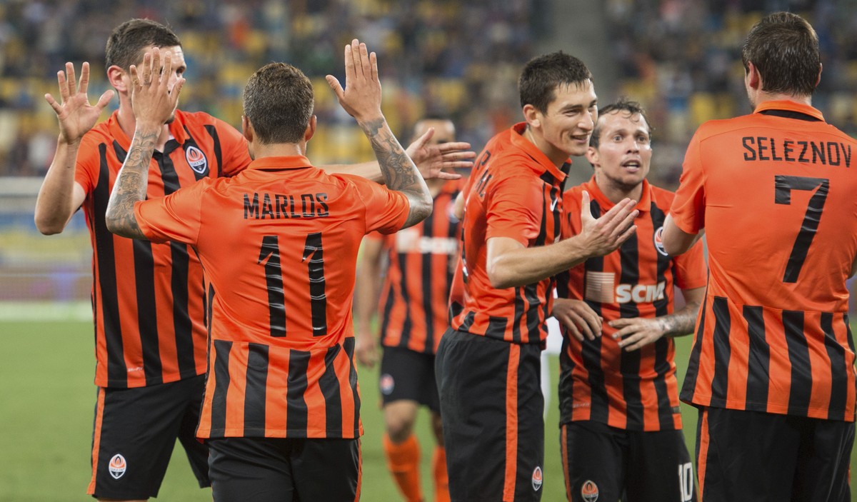 26.7.2016; Lemberg; Fussball Champions League - Qualifikation; FC Shakhtar Donetsk - Berner Young Boys; Torschütze zum 2:0 Yevhen Seleznov jubelt mit Mannschaftskameraden (Claudio de Capitani/freshfoc ...