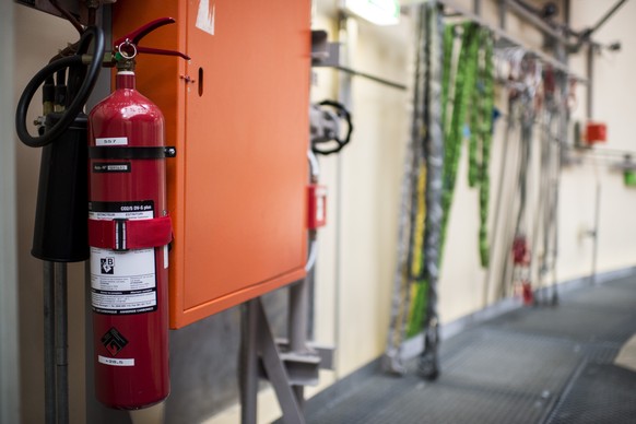Blick auf einen Feuerloescher vor der Schutzhuelle des Reaktors im Kernkraftwerk Leibstadt, aufgenommen am Freitag. 18. Juli 2014. Die Bohrloecher, die 2008 zur Installation von zwei Feuerloeschern di ...