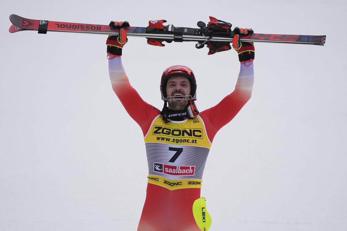 Switzerland's Loic Meillard celebrates winning the gold medal in a men's slalom, at the Alpine Ski World Championships, in Saalbach-Hinterglemm, Austria, Sunday, Feb. 16, 2025. (AP Photo/Gio ...