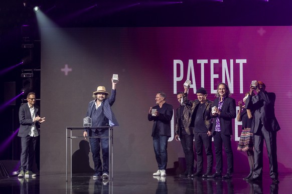 Der Schweizer Musiker Patent Ochsner erhalten den &quot;Outstanding Achievement Award&quot; an den 14. Swiss Music Awards im Hallenstadion in Zuerich, aufgenommen am Freitag, 26. Februar 2021. (KEYSTO ...