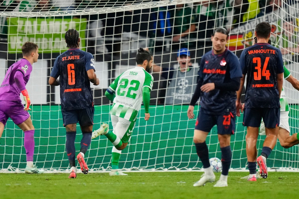 Betis' Isco, centre, celebrates after scoring his side's opening goal during the Champions League opening phase soccer match between Real Betis and Feyenoord in Seville, Spain, Wednesday, Oc ...
