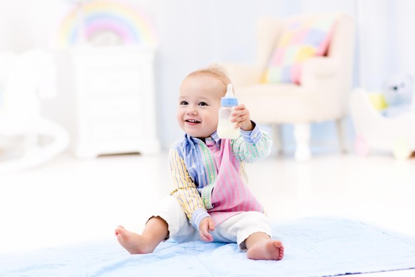 Baby mit Flasche