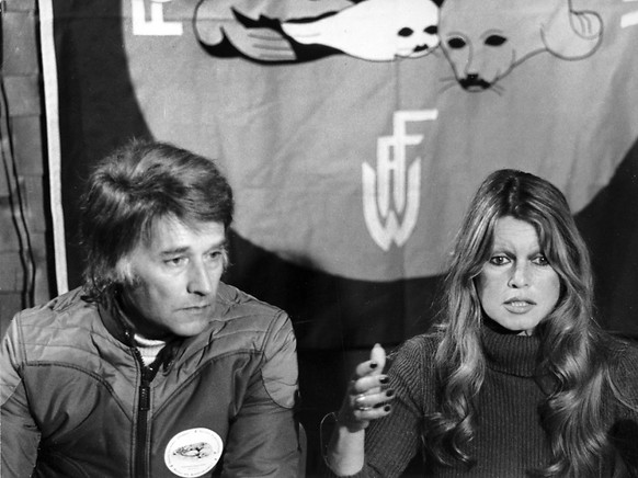 Franz Weber und Brigitte Bardot protestierten am 21. März 1977 in Blanc Sablon in Kanada gegen das Robbenschlachten.