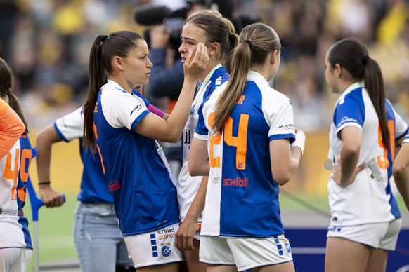 Luna Lemperiere (C) (GC), links, und Emma Egli (GC), rechts, reagieren nach der Niederlage (4-5) nach der Verlaengerung, waehrend des Playoff-Final-Rueckspiels der Women&#039;s Super League zwischen d ...