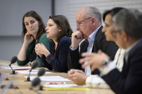 Mattea Meyer , Nationalraetin und Co-Praesidentin SP, zweite-links, spricht an der Seite von Leonore Porchet, Nationalraetin Die Gruene Schweiz, Vize-Praesidentin Travail.Suisse, Pierre-Yves Maillard, ...