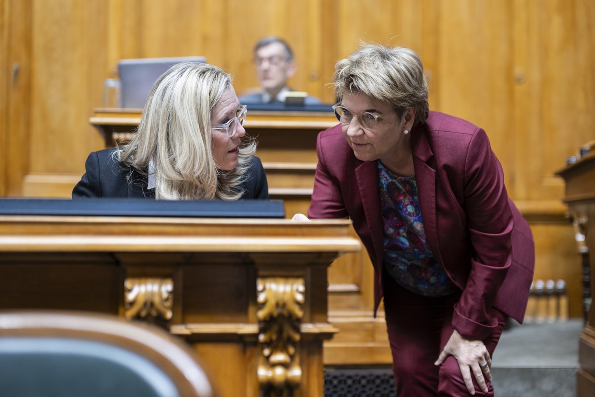 Bundesraetin Viola Amherd, rechts, diskutiert mit Isabelle Chappuis, Mitte-VD, Kommissionssprecherin in der Debatte um Beteiligung des Bundes an der Firma Nitrochemie, an der Fruehjahrssession der Eid ...