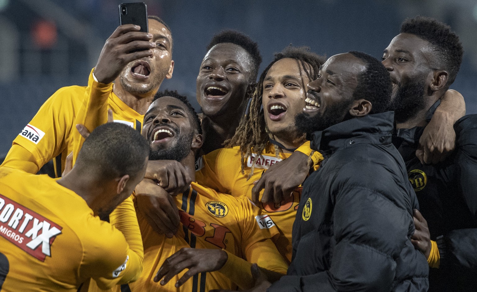 Die YB Spieler feiern den Sieg nach dem Super League Meisterschaftsspiel zwischen dem FC Luzern und dem BSC Young Boys vom Mittwoch, 10. April 2019 in Luzern. (KEYSTONE/Urs Flueeler)