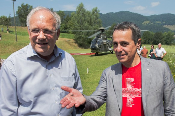 Nationalrat und Chef der FDP Bundeshausfraktion Ignazio Cassis, rechts, und Bundesrat Johann Schneider-Ammann an der Versammlung der Partei am Dienstag, 1. August 2017, in Breggia. Cassis ist der einz ...