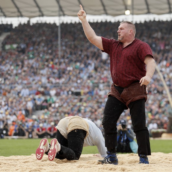 Christian Stucki, Mitte, jubelt neben Pirmin Reichmuth im 1. Gang am Eidgenoessischen Schwing- und Aelplerfest (ESAF) in Zug, am Samstag, 24. August 2019. (KEYSTONE/Alexandra Wey)