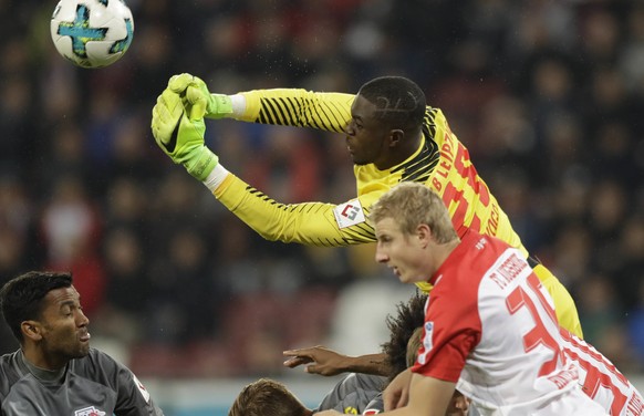 Leipzig&#039;s Yvon Mvogo, right, jumps for the ball besides Augsburg&#039;s Caiuby during the German Soccer Bundesliga match between FC Augsburg and RB Leipzig in Augsburg, Germany, Tuesday, Sept. 19 ...