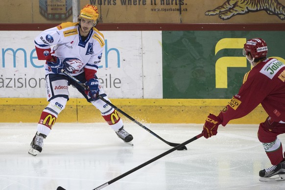 Tigers Rapahel Kuonen, rechts, kaempft um den Puck gegen Lions Topscorer Roman Wick, links, waehrend dem Eishockey National League A Spiel zwischen den SCL Tigers und den ZSC Lions, am Samstag, 10. Se ...