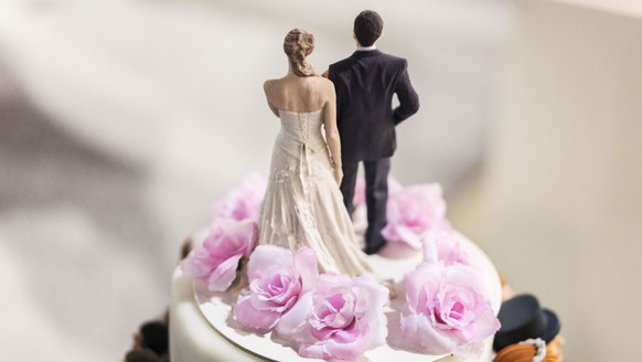 ZUR EIDGENOESSISCHEN ABSTIMMUNG UEBER DIE VOLKSINITIATIVE „FUER EHE UND FAMILIE – GEGEN DIE HEIRATSSTRAFE“ AM SONNTAG, 28. FEBRUAR 2016, STELLEN WIR IHNEN FOLGENDES BILDMATERIAL ZUR VERFUEGUNG - A wed ...