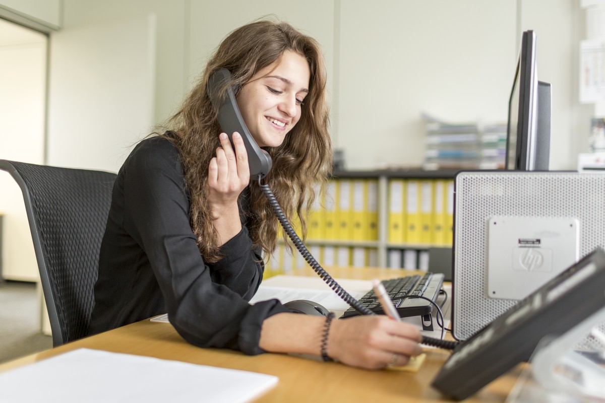 ARCHIV --- ZUR SGB-DELEGIERTENVERSAMMLUNG UND DEM THEMA ARBEIT STELLEN WIR IHNEN FOLGENDES BILD ZUR VERFUEGUNG --- A learning commercial clerk works in an office of the Swiss Commercial Employees Asso ...