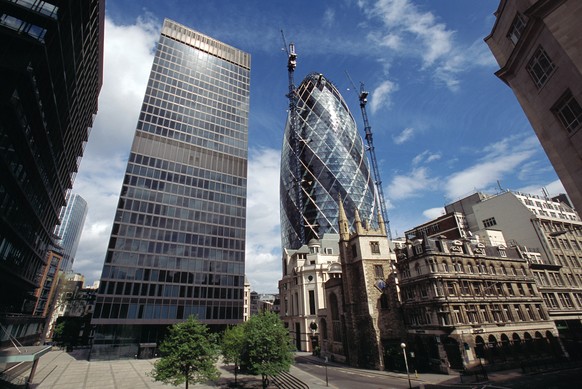 ARCHIVBILD ZUM VERKAUF DES GHERKIN HOCHHAUSES AN EINEN BRASILIANISCHEN INVESTOR --- Der 180 Meter hohe, zigarrenfoermige Bueroturm der Swiss Re Tower, rechts, am Sonntag, 27. April 2003 in der Londone ...