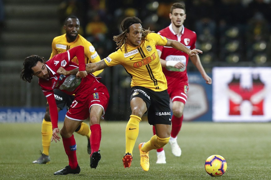 YBs Kevin Mbabu, rechts, und Sions Bruno Morgado in Aktion, im Super League Spiel zwischen dem BSC Young Boys Bern und dem FC Sion, am Samstag, 2. Maerz 2019 im Stade de Suisse in Bern. (KEYSTONE/Pete ...