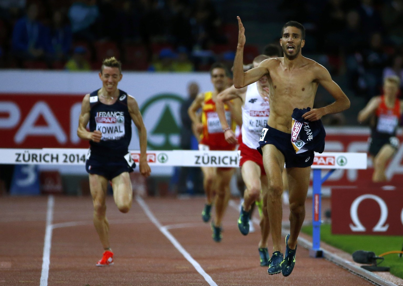 Steeple-Läufer Maledine Mekhissi-Benabbad schrieb die Geschichte des Tages – weil er halbnackt zu Gold lief und er deshalb disqualifiziert wurde.