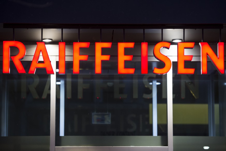 ARCHIVBILD ZU DEN UMSATZZAHLEN BEI RAIFFEISEN --- Blick auf das Logo der Raiffeisen-Niederlassung an der Vadianstrasse, aufgenommen am Freitag, 27. Februar 2015, in St. Gallen. (KEYSTONE/Gian Ehrenzel ...