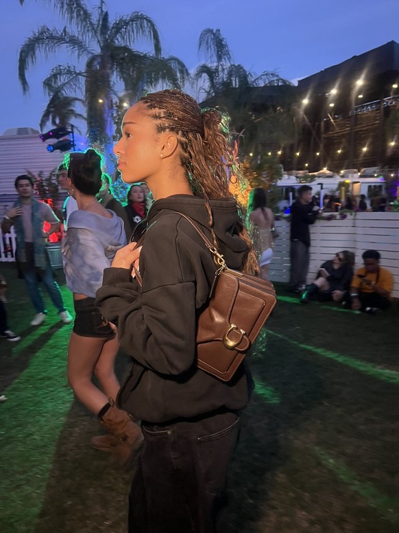 Sängerin Manon an Coachella 2026

https://x.com/PopCrave/status/2043582801149366717/photo/1