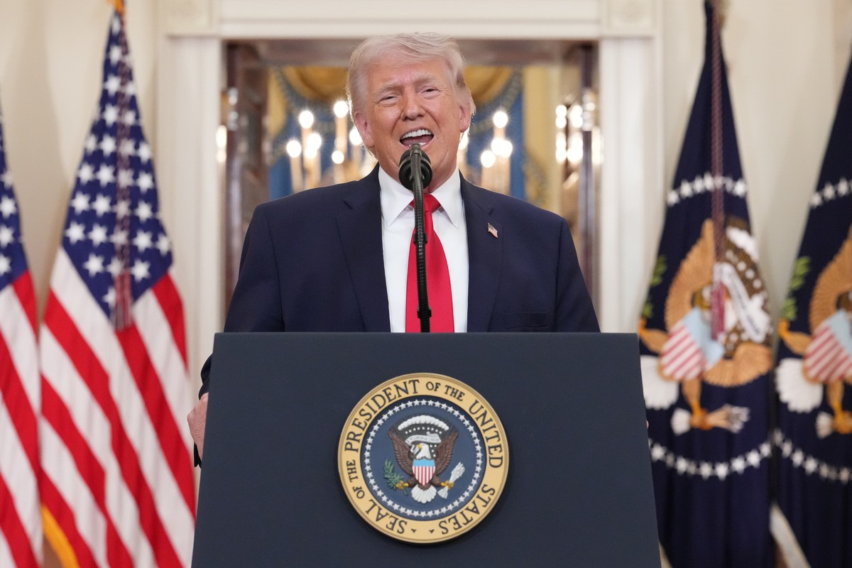 epaselect epa12865443 US President Donald J. Trump speaks about about the Iran war from the Cross Hall of the White House in Washington, DC, USA, 01 April 2026. EPA/ALEX BRANDON / POOL
