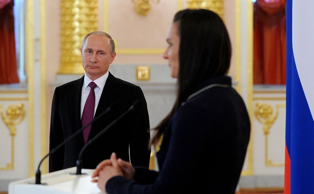 Saluée pour ses compétences sportives, Yelena Isinbayeva est connue en Russie pour son soutien sans bornes au président Poutine.