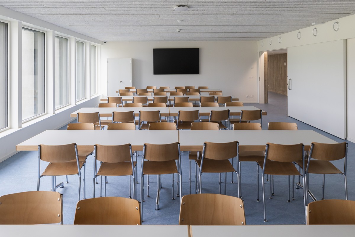 Un refectoire photographie lors d'une visite du centre federal pour requerants d'asile (CFA) sans fonctions procedurales du Grand-Saconnex ce lundi 16 juin 2025 au Grand-Saconnex, Geneve. (K ...