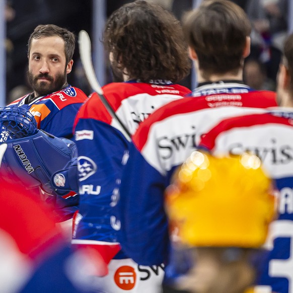 El portero Simon Hrubec (ZSC) (centro) con sus compañeros antes del quinto partido final de los playoffs de hockey sobre hielo de la Liga Nacional entre los ZSC Lions y el Lausanne HC, el jueves 25 de abril de 2024 en Suiza.