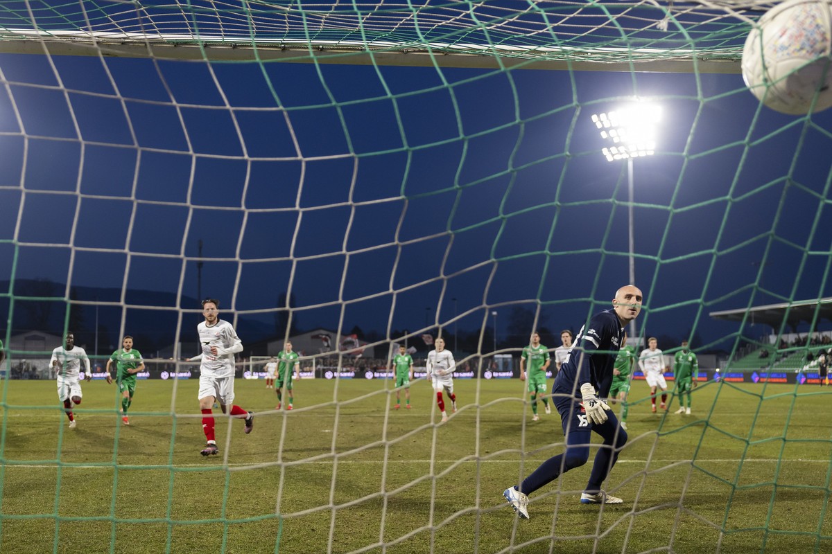 Luca Zuffi (FCW), gauche, marque un but sur penalty (1:1) face au gardien Paul Bernardoni (YS), droite, lors de la rencontre de football de Swiss Super League entre le Yverdon Sport FC, YS, et le Wint ...