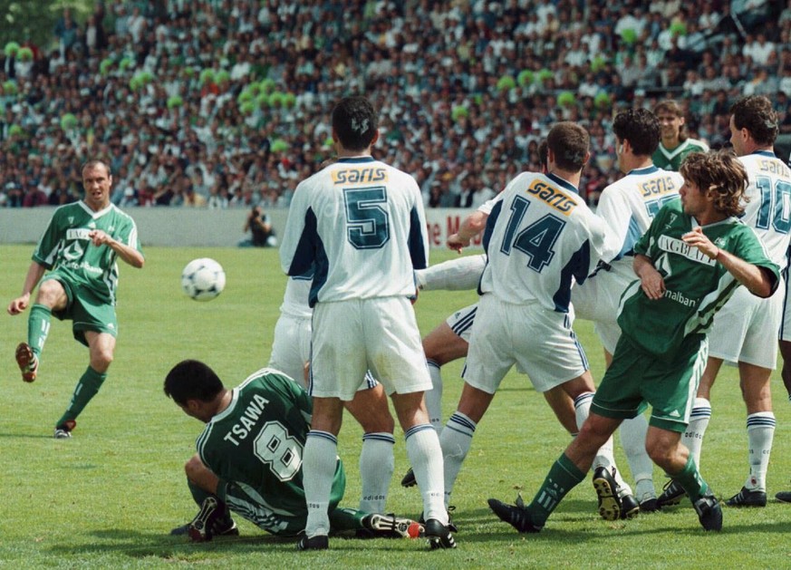 Edwin Vurens, links, erzielt in der 30. Minute durch einen Freistoss das 1:0 fuer den FC St. Gallen im Schweizer Cupfinal zwischen St. Gallen und Lausanne vom Pfingstmontag, 1. Juni 1998, in Bern. (KE ...