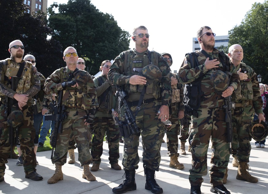Mitglieder der Home Guard Militia posieren in Lansing, der Hauptstadt des Bundesstaates Michigan.