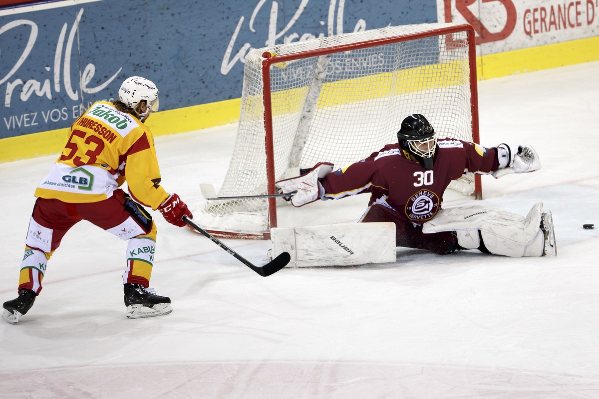 Tigers' forward Andreas Thuresson, of Sweden, left, missing a goal against Geneve-Servette's goaltender Remo Giovannini, right, during a National League regular season game of the Swiss Cham ...