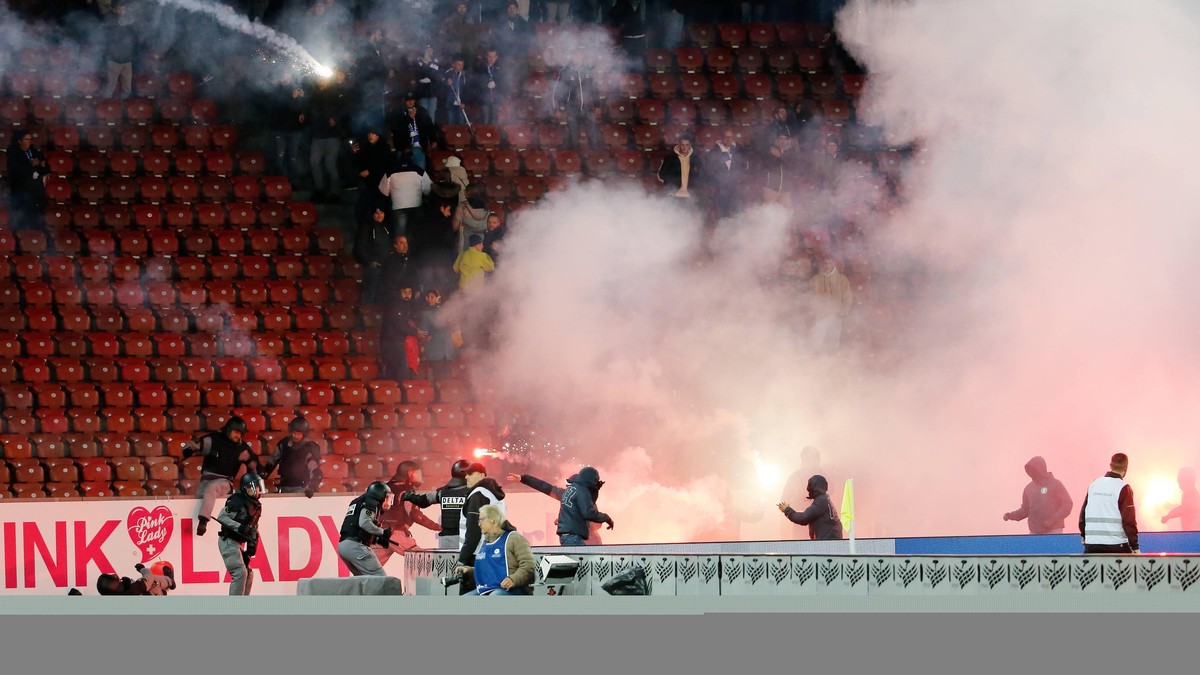Foto Manuel Geisser 23.10.2021 Zürich : Letzigrund Stadion Zürich Saison 2021/2022 Herren Fussball Super League Grasshopper Club Zürich - FC Zürich FCZ Fans greifen GC Fans an mit Petarden *** Photo M ...
