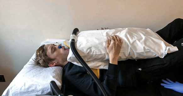 Jonas Vingegaard beim Inhalieren von Kohlenstoffmonoxid