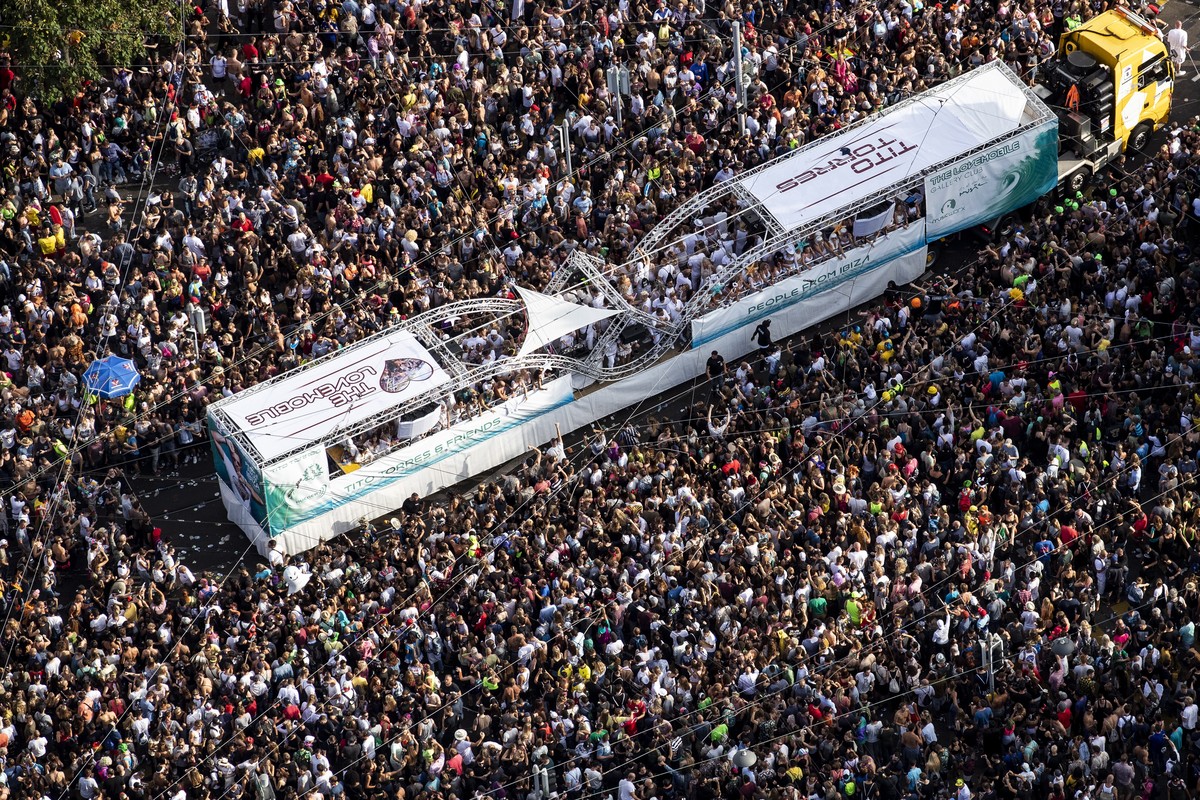 epa07766677 Aerial view of the annual technoparade "Street Parade" in the city center of Zurich, Switzerland, 10 August 2019. The Street Parade is an annual electronic dance music parade, in ...
