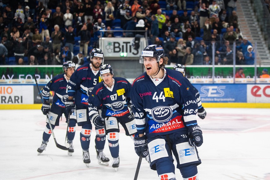 Ambri&#039;s player Andre Heim, right, celebrates the 1 - 0 goal with team mates during the National League preliminary round game between HC Ambri-Piotta and the EHC Kloten at the Gottardo Arena in A ...