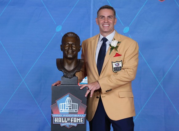 NFL, American Football Herren, USA Pro Football Hall of Fame-Enshrinement, Aug 5, 2017 Canton, OH, USA Arizona Cardinals former quarterback Kurt Warner poses with his bust during the Professional Foot ...