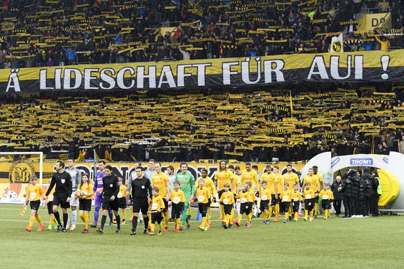 Die Spieler betreten das Spielfeld im Super League Spiel zwischen dem BSC Young Boys Bern und dem Grasshopper Club Zuerich, am Sonntag, 11. Maerz 2018 im Stade de Suisse in Bern. (KEYSTONE/Anthony Ane ...