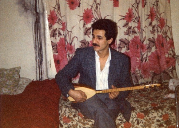 Deniz Gülünay, eine aus der Türkei geflüchtete Kurdin, die nach wie vor nach ihrem Vater, Hasan Gülünay, sucht, der 1992 in Polizeigewahrsam verschwand. Ihre Mutter schloss sich als eine der Ersten be ...