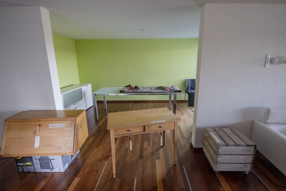 Die Zuegelmaenner von Gabriel Transport beim Zuegeln einer Wohnung in Root im Kanton Luzern am Donnerstag, 30. Juli 2020. (KEYSTONE/Urs Flueeler).