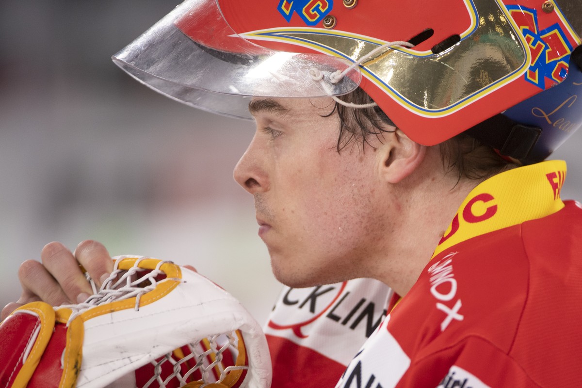 Biels Goalie, Jonas Hiller, geschlagen, nach dem Meisterschaftsspiel der National League, zwischen dem EHC Biel und dem HC Fribourg-Gotteron, am Dienstag 11. Februar 2020 in der Tissot Arena in Biel.  ...