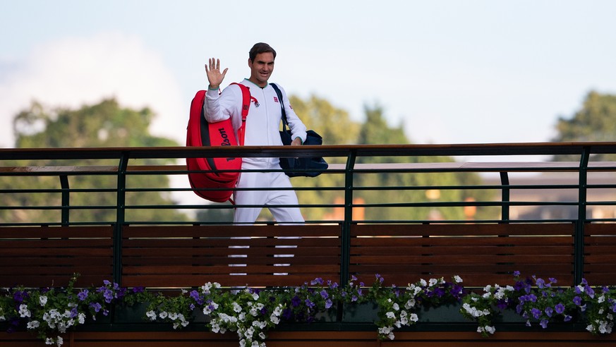 epa09330023 Roger Federer of Switzerland walks across the players bridge at The All England Lawn Tennis Club, Wimbledon, Britain, 07 July 2021. EPA/AELTC / Ben Solomon / POOL EDITORIAL USE ONLY EDITOR ...