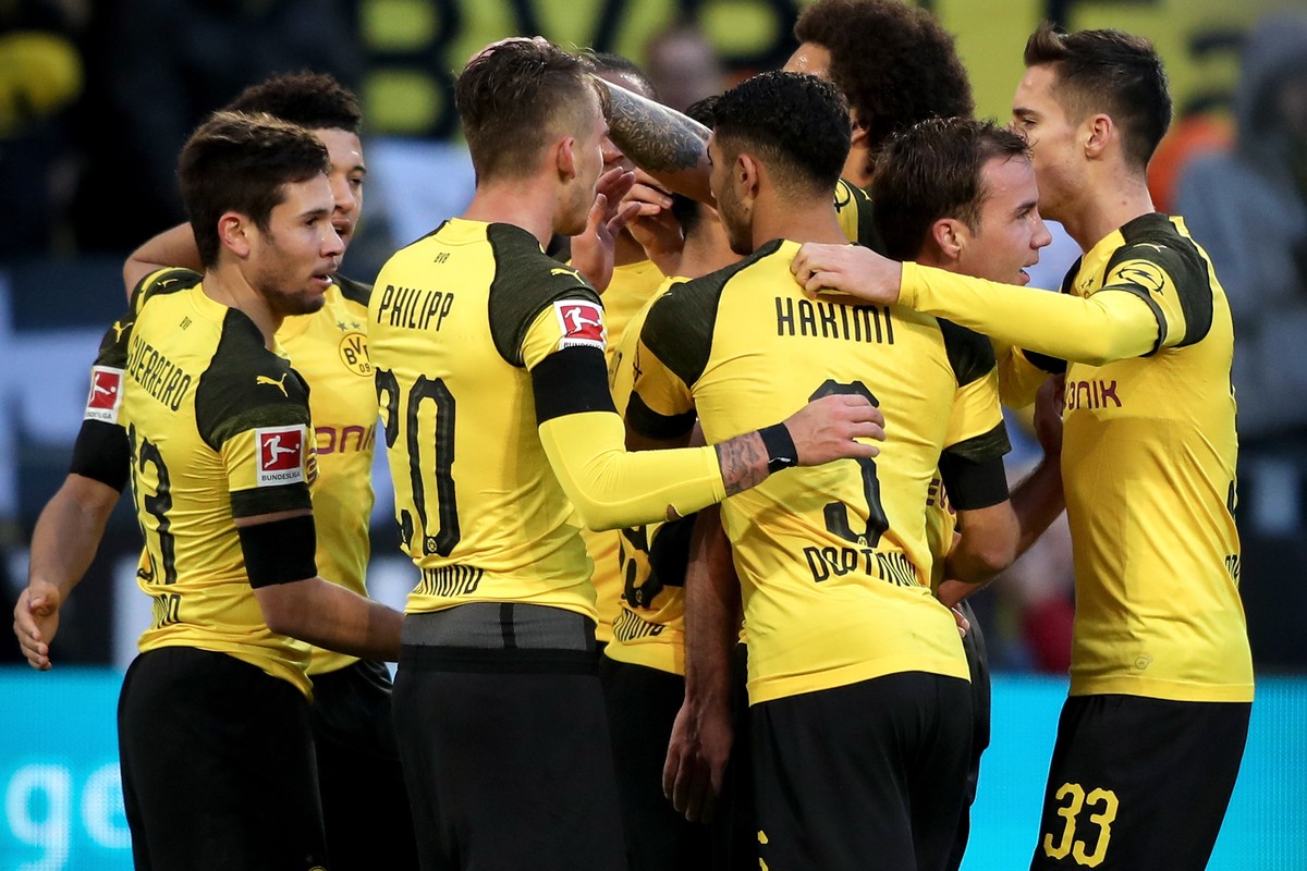 epa07355978 Dortmund's Raphael Guerreiro (L) celebrates with his teammates after scoring the 3-0 lead during the German Bundesliga soccer match between Borussia Dortmund and TSG 1899 Hoffenheim i ...