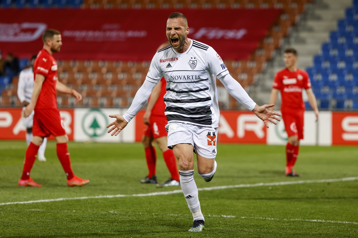 Basels Pajtim Kasami feiert das 0:1, waehrend dem Meisterschaftsspiel der Super League zwischen dem FC Vaduz und dem FC Basel, am Mittwoch, 21. April 2021, im Rheinpark Stadion in Vaduz. (KEYSTONE/Chr ...