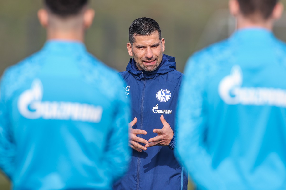 HANDOUT - 03.03.2021, Nrw, Gelsenkirchen: Fu�ball: Bundesliga, Schalke 04, Training. Dimitrios Grammozis, neuer Trainer des FC Schalke 04, spricht mit der Mannschaft. Foto: Tim Rehbein/FC Schalke 04/d ...